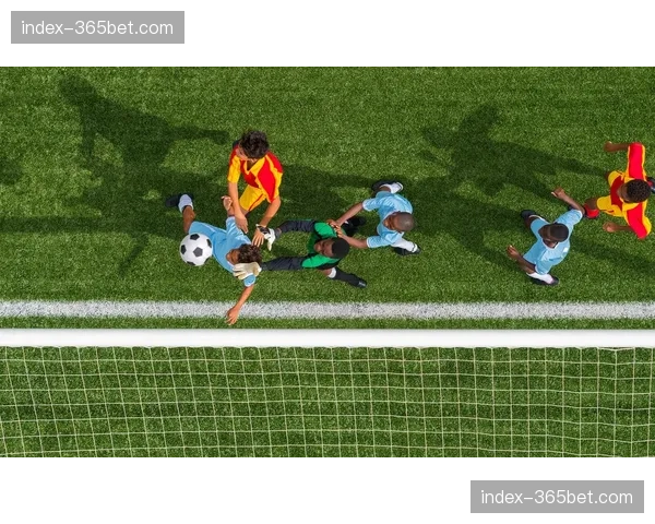 瞬间特写：点球罚失后，年轻球员坐在草地上，得到老将的摸头安慰