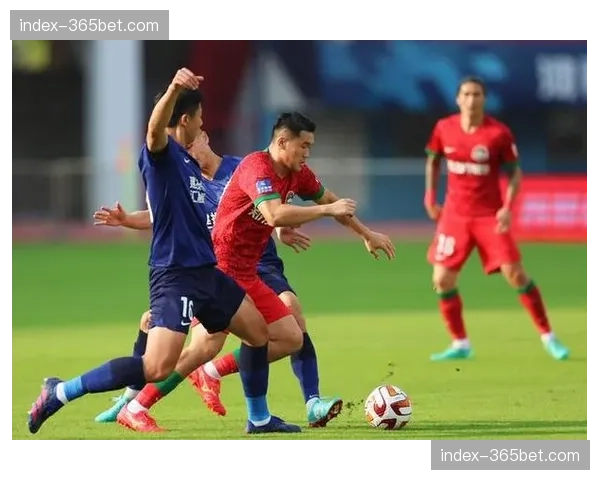 【2026年4月中超联赛跑动强度与节奏变化·赛中·特写特写镜头:沧州雄狮教练组手持平板,实时关注场上球员跑动数据 【2026年4月中超联赛跑动强度与节奏变化·赛中·特写特写镜头:沧州雄狮教练组手持平板,实时关注场上球员跑动数据