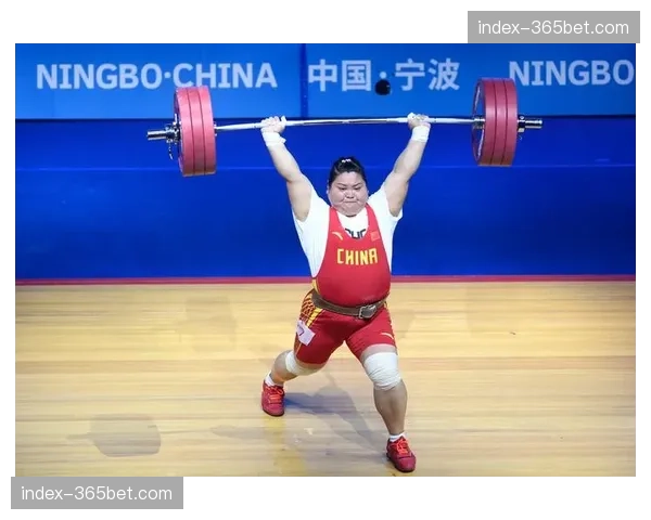 中国女子举重队亚锦赛包揽四金，廖秋云打破87公斤级总成绩世界纪录