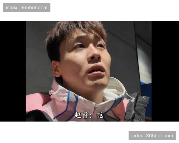 赵睿突破倒地后疑似膝盖不适,被队友搀扶下场接受检查