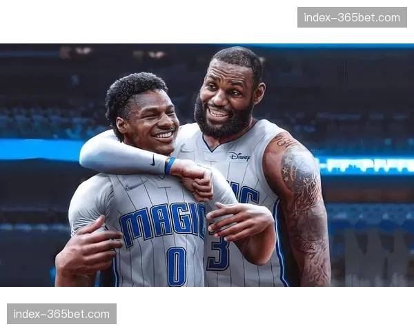 场边故事：詹姆斯与儿子布朗尼赛后在场内长时间交谈