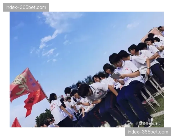 巴黎奥运资格赛倒计时，潘展乐领衔中国游泳队出征欧洲热身赛
